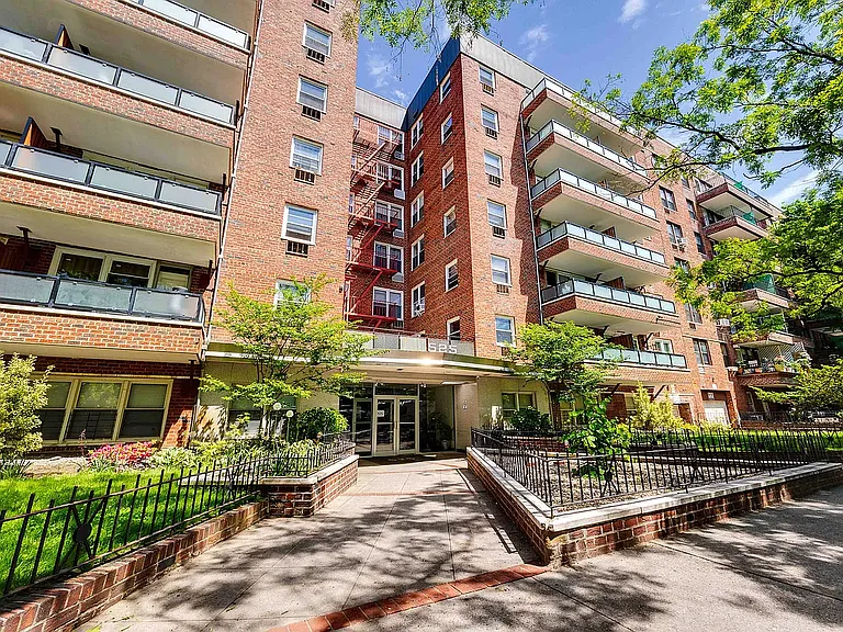 525 Ocean Pkwy #303 — Photo 8