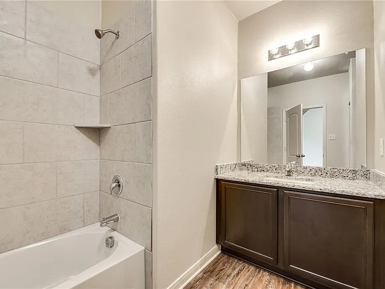 228 Ryan St — Photo 2