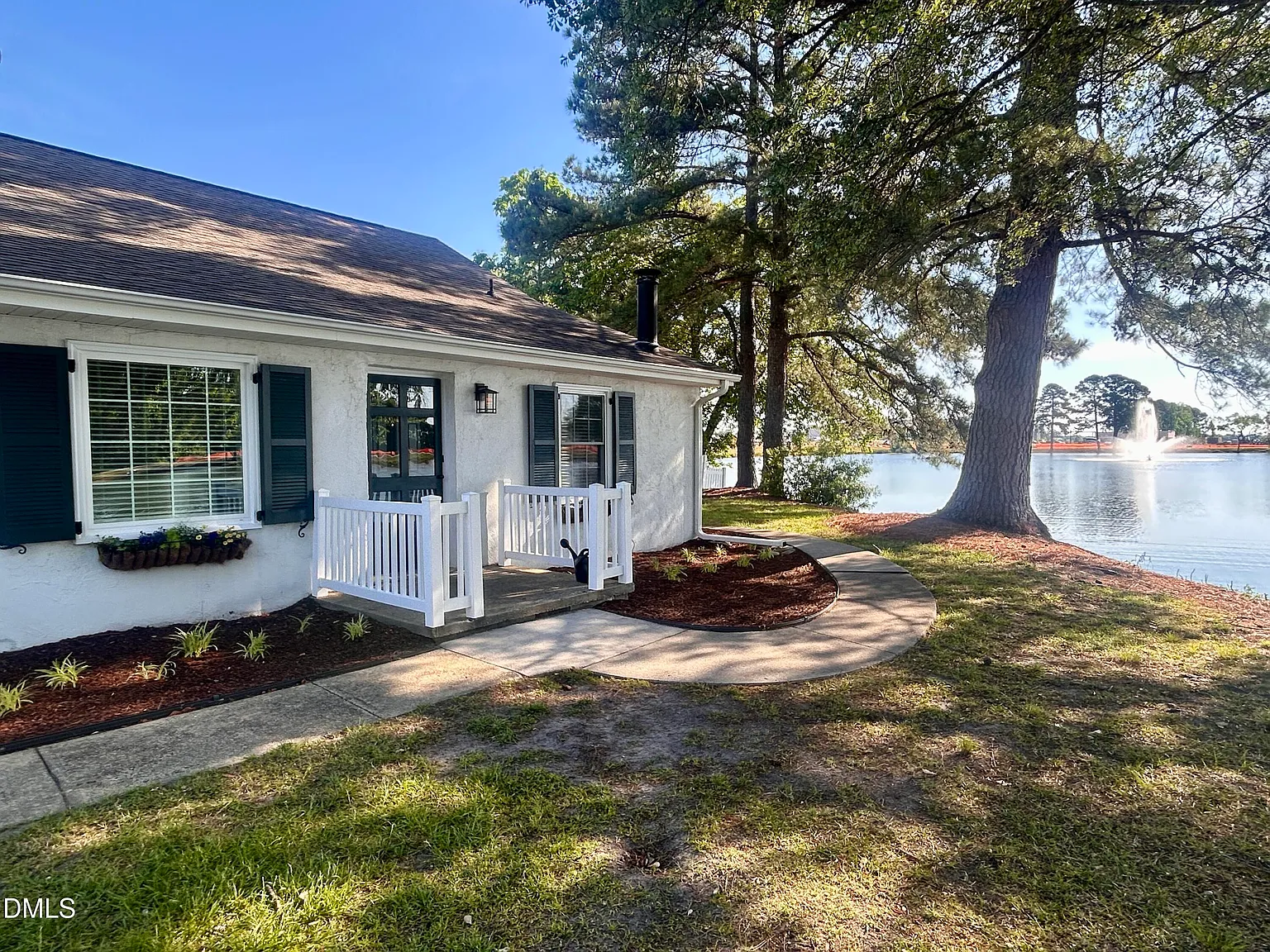 3 bed, 2.0 bath, 1600 sqft, $2,100 — Photo 2
