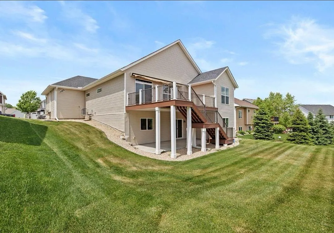 4 bed, 3279 sqft, $4,000 — Photo 4