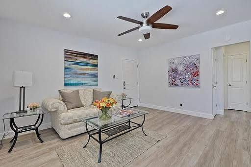 1st image of 1008 Ravenscourt Ave APT 4