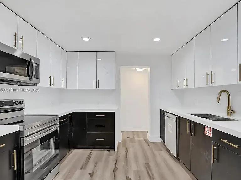 2100 SW 28th Way — Photo 11
