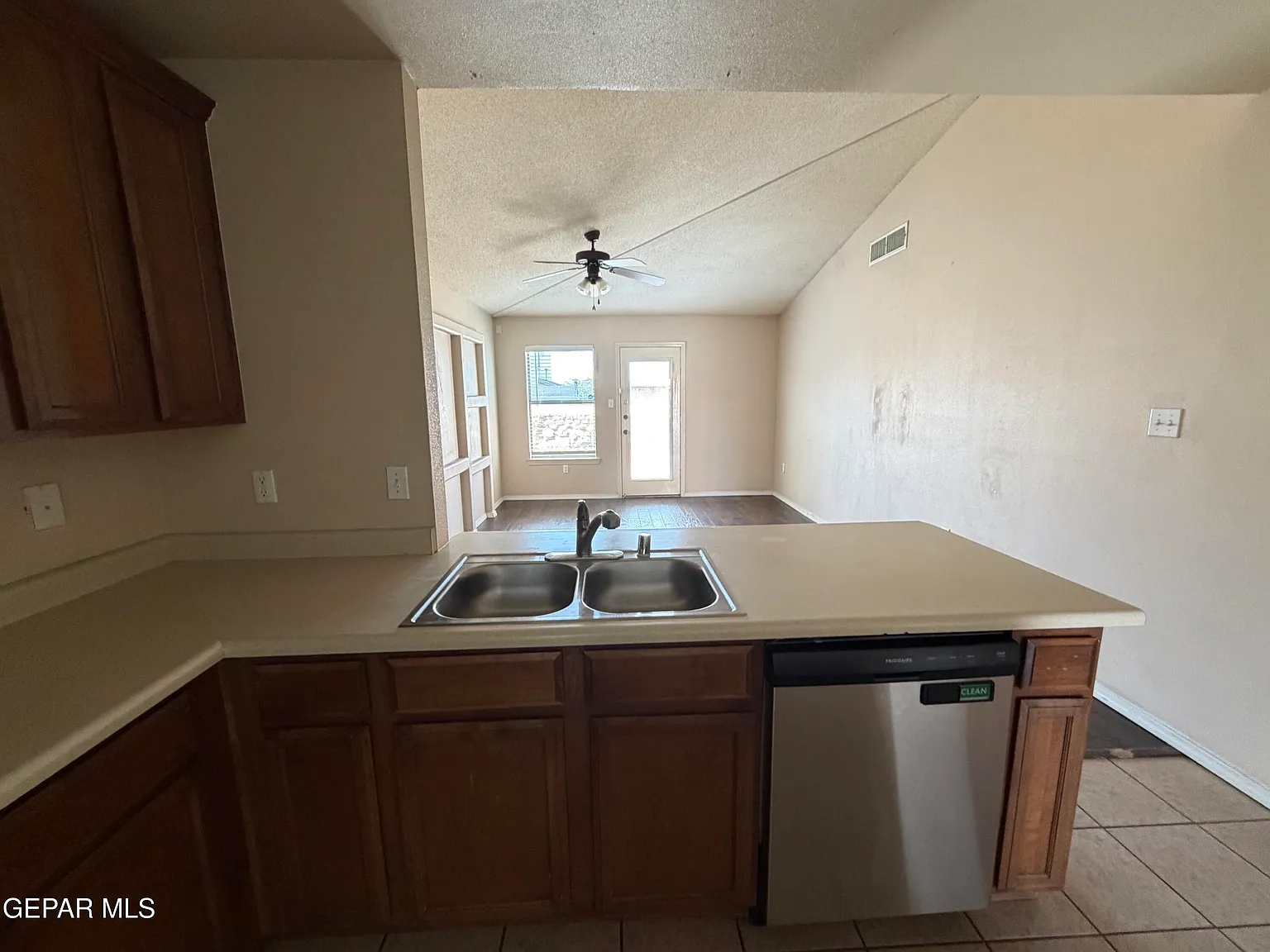 3 bed, 2.0 bath, 1390 sqft, $1,700 — Photo 3