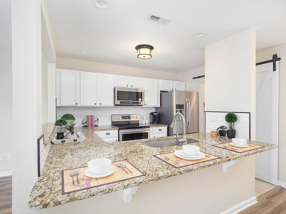 Kitchen and breakfast bar