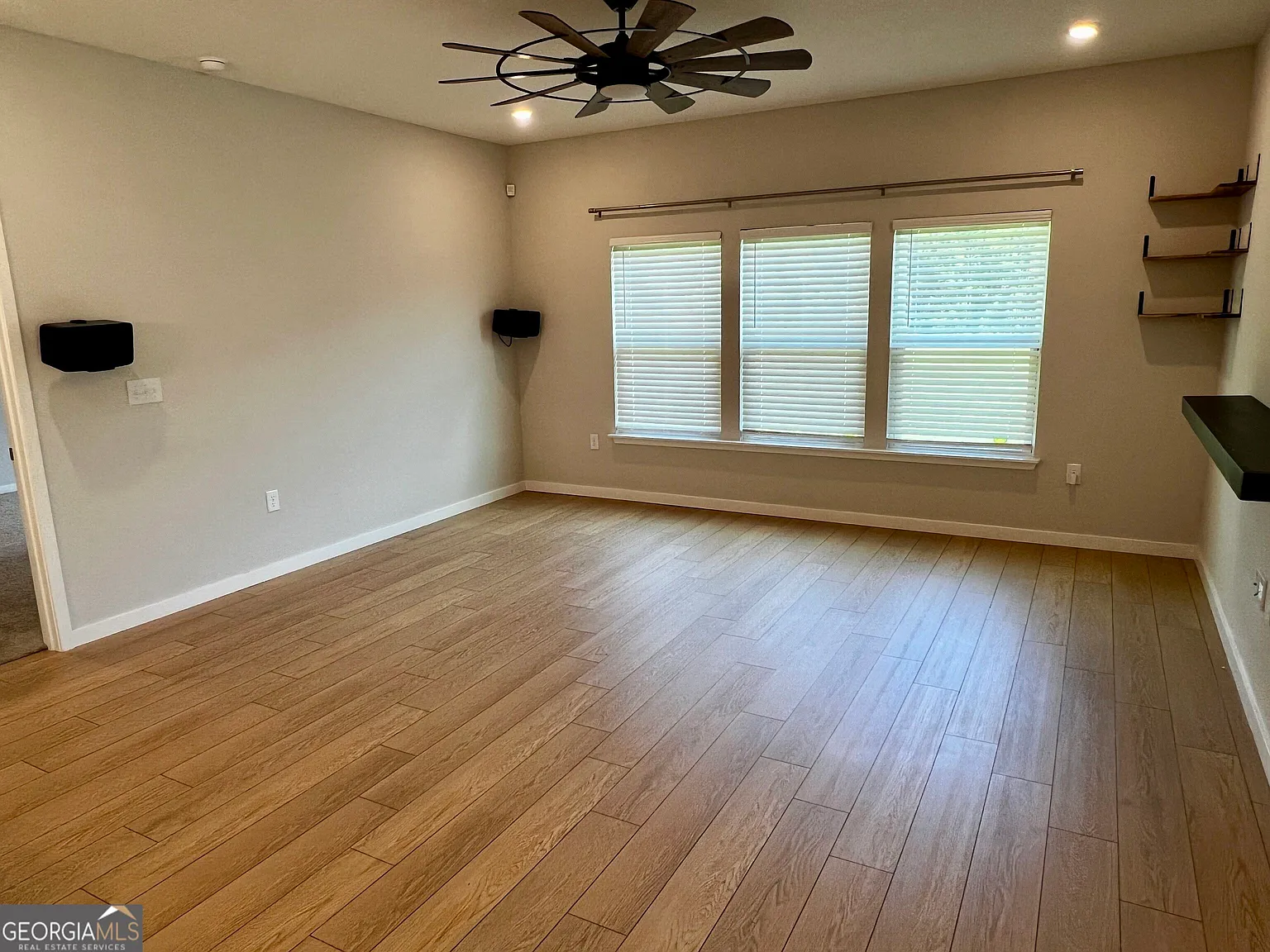 3 bed, 2.0 bath, 1835 sqft, $2,400 — Photo 4