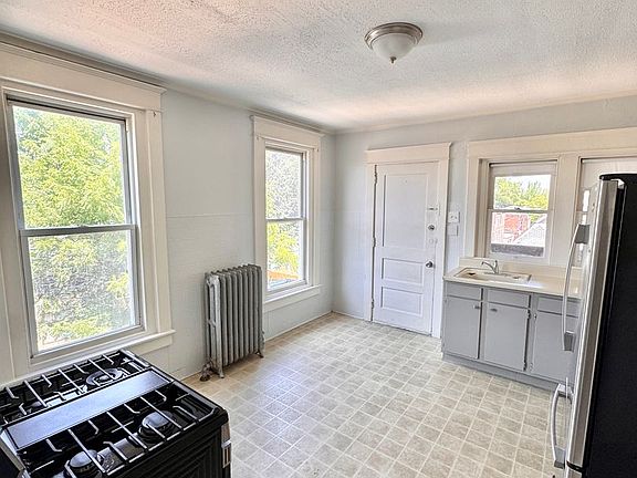 4th image of 31 N 12th St Floor 3