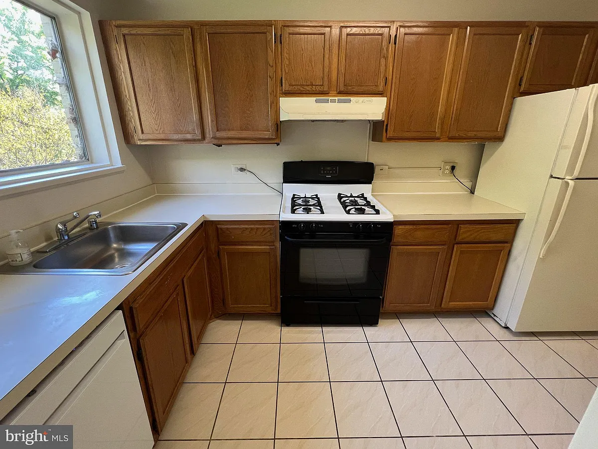 Building Photo - 10624 Kenilworth Ave #104