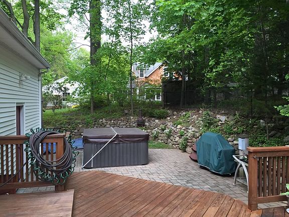 5th image of 930 Woodland Ave