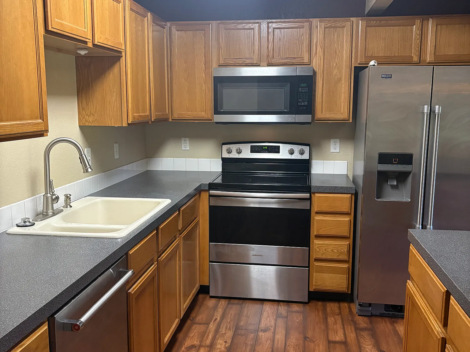 3 bed, 2.5 bath, 1945 sqft, $2,100 — Photo 4