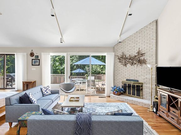 3rd image of 39 Spring Pond Ln