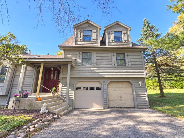 10 Lake Shore Dr, Oakwood Hills, IL 60013