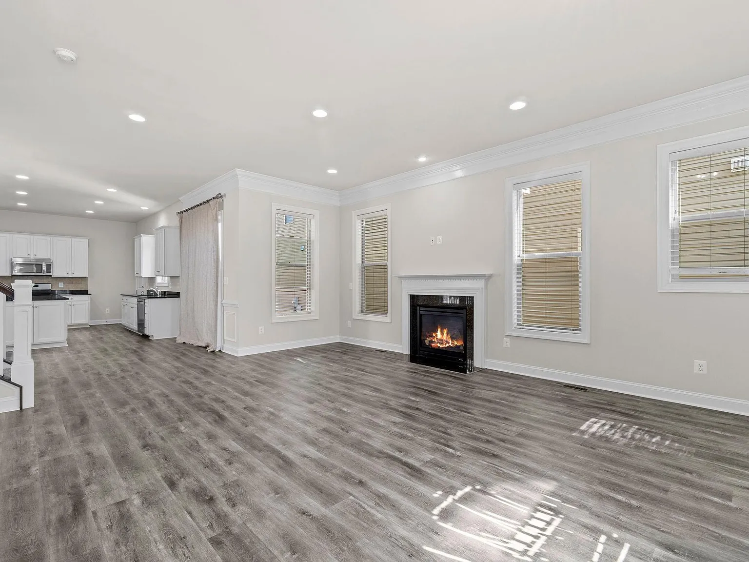 3 bed, 3579 sqft, $4,500 — Photo 3