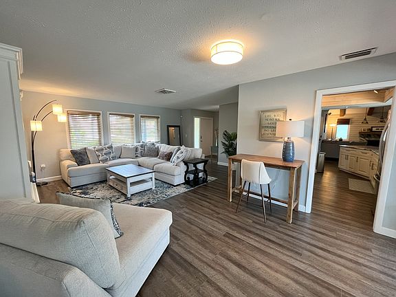 4th image of 3728 Torrey Pines Blvd