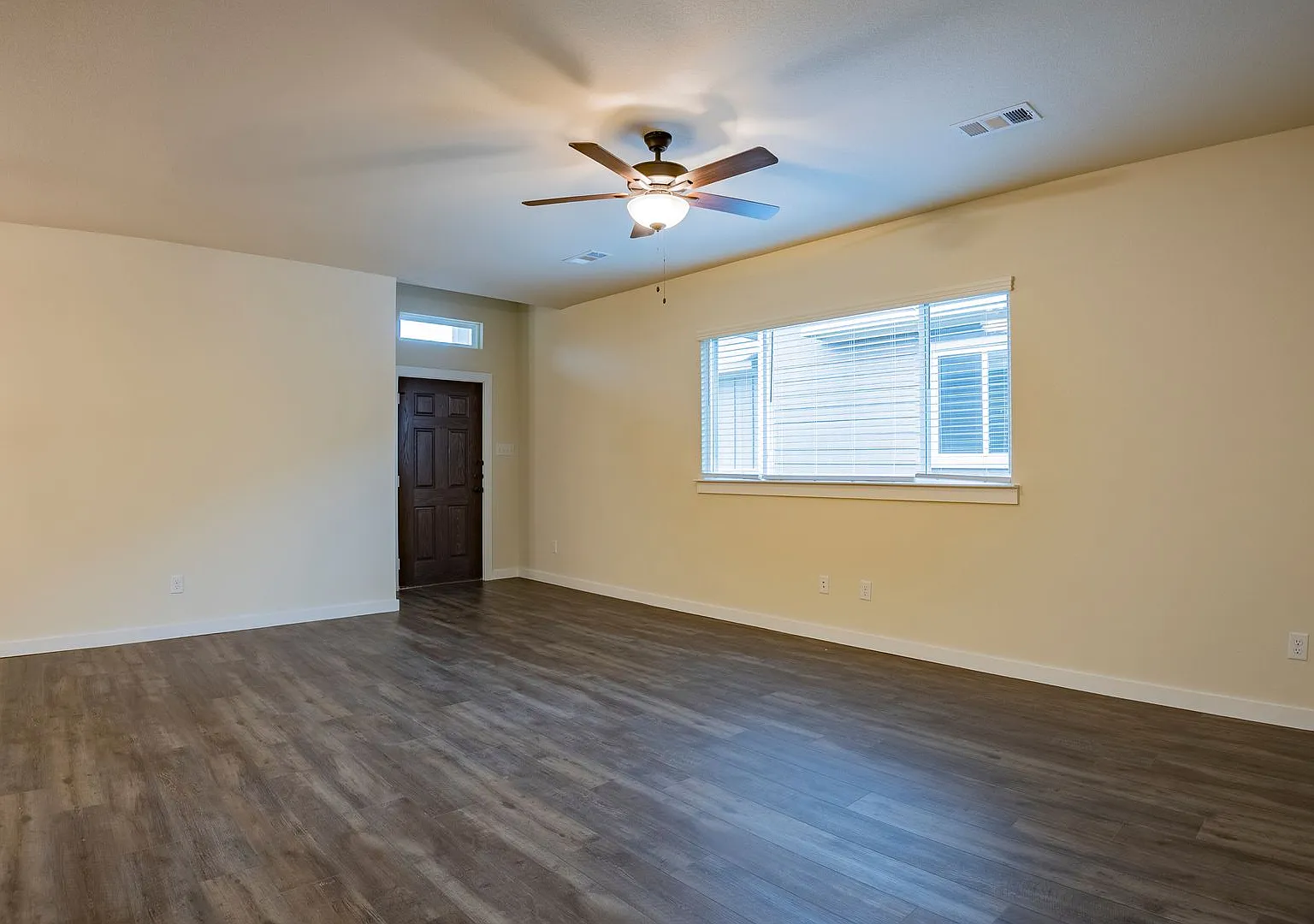 Gorgeous 3 Bedroom Duplex Located In Midlothian Isd! — Photo 3