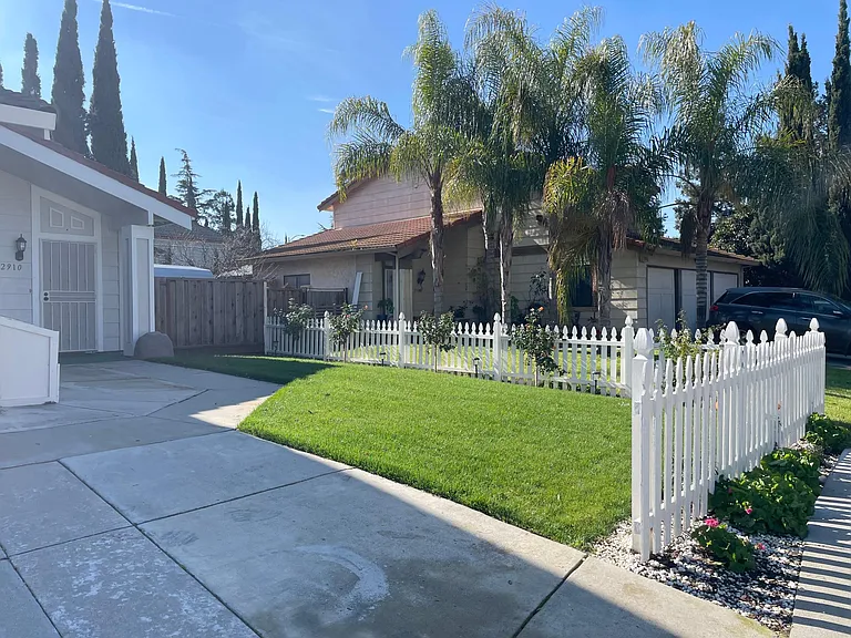 2910 Stevens Ln — Photo 3