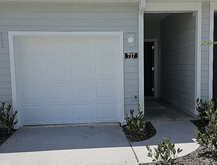 717 Holly Lakes Dr — Photo 1