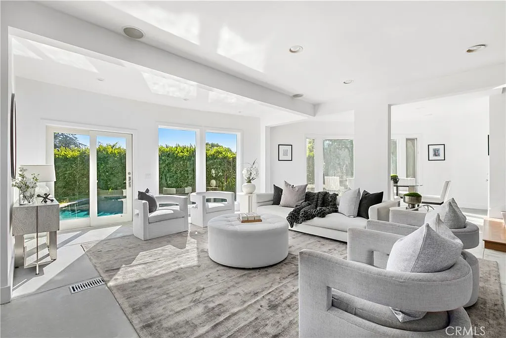 5 bed, 4.5 bath, 5100 sqft, $16,500 — Photo 3