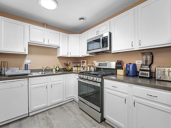 3rd image of 257 W Washington Blvd #9