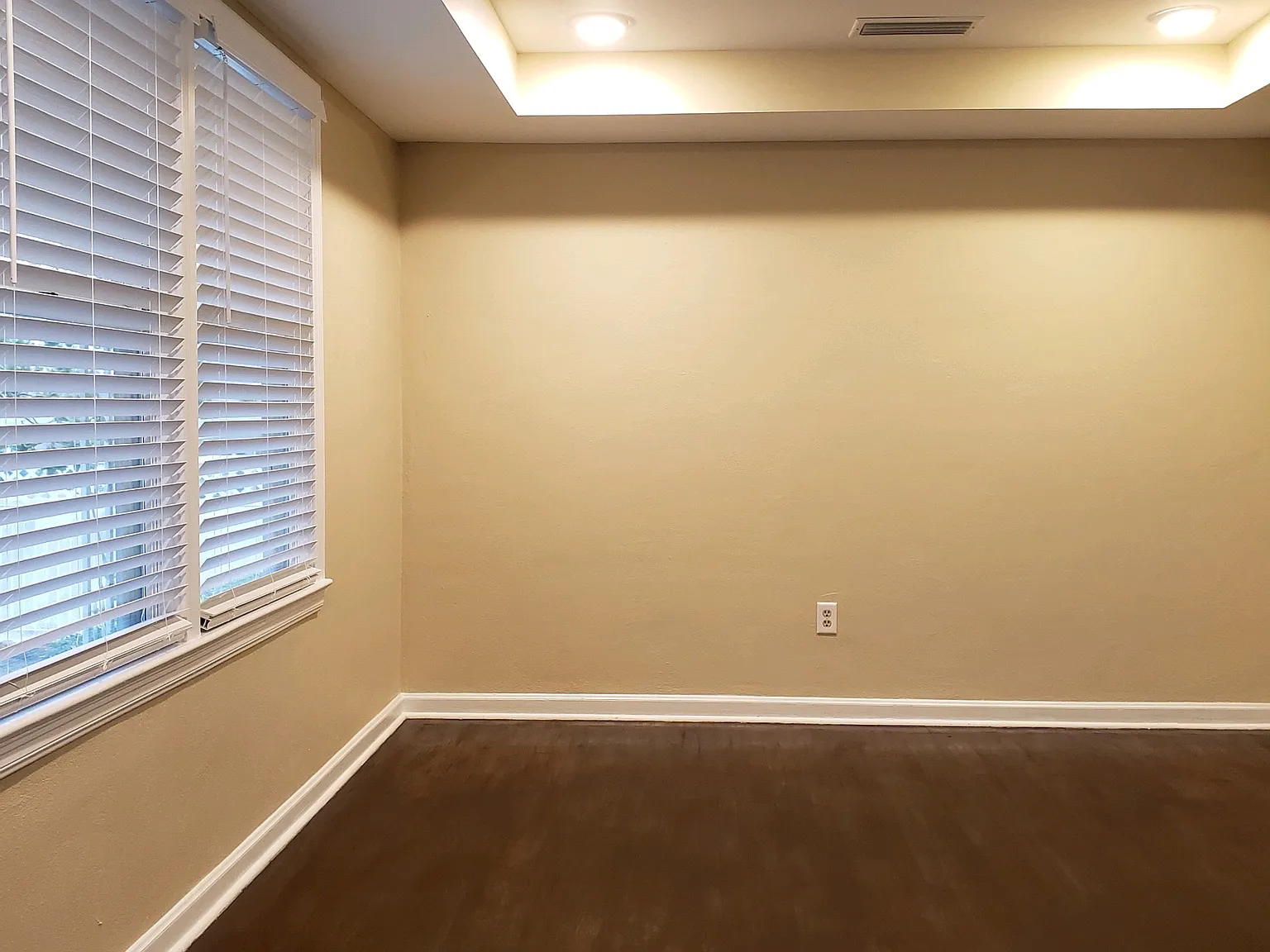3 bed, 1352 sqft, $1,850 — Photo 2