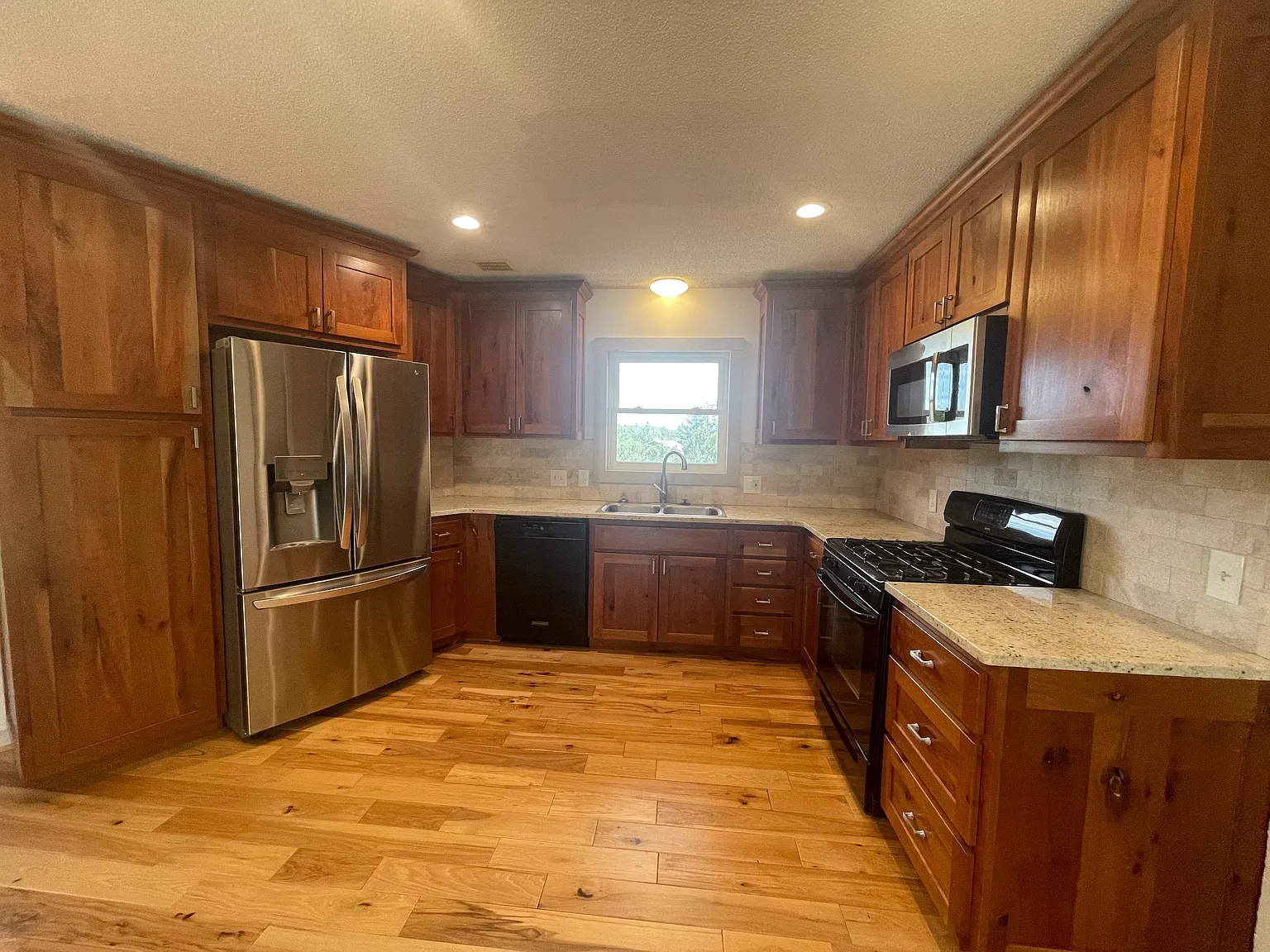 2 bed, 702 sqft, $1,500 — Photo 1