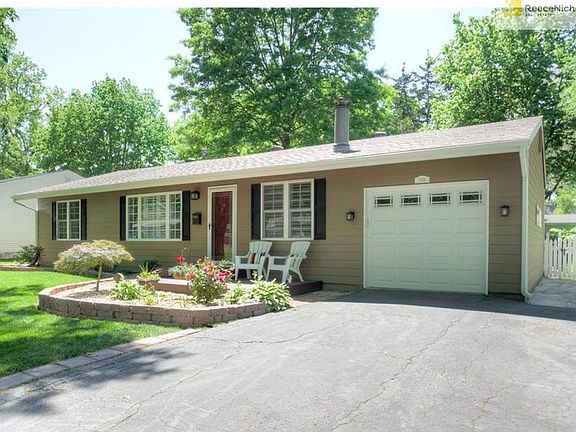 Attached garage but also additional parking