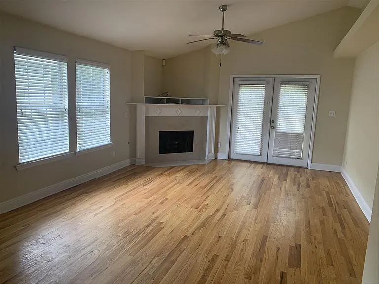 1445 Crescent Hills Dr — Photo 3