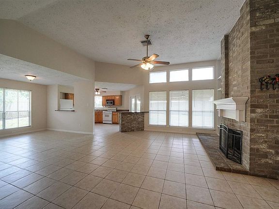 4th image of 302 Capehill Dr