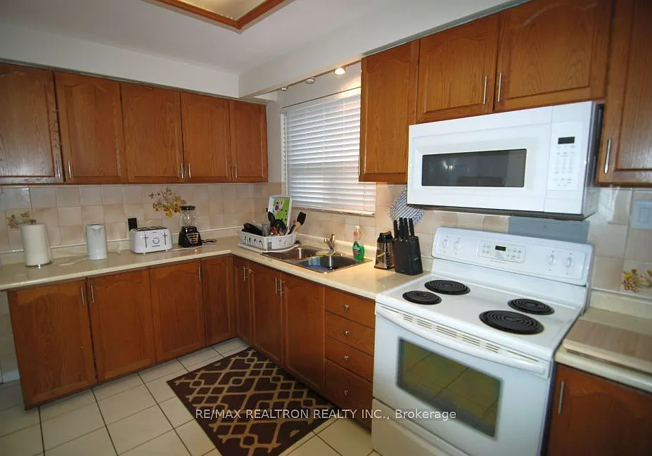 4 bed, $2,800 — Photo 2