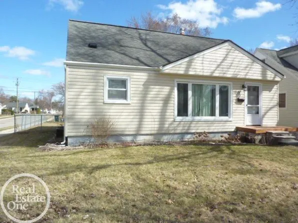 705 S Chocolay Ave, Clawson, MI 48017