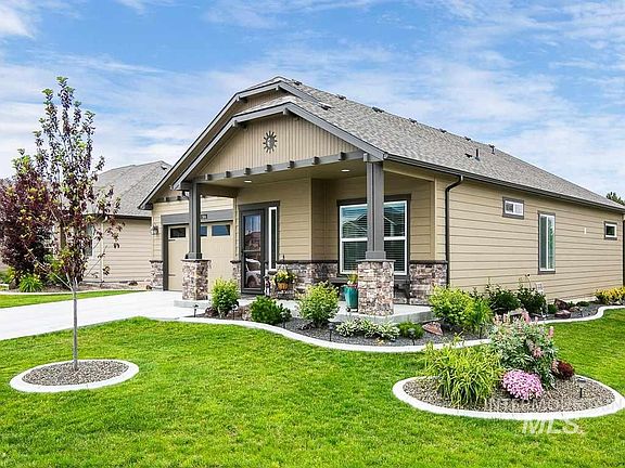 3rd image of 504 W Briar Hl