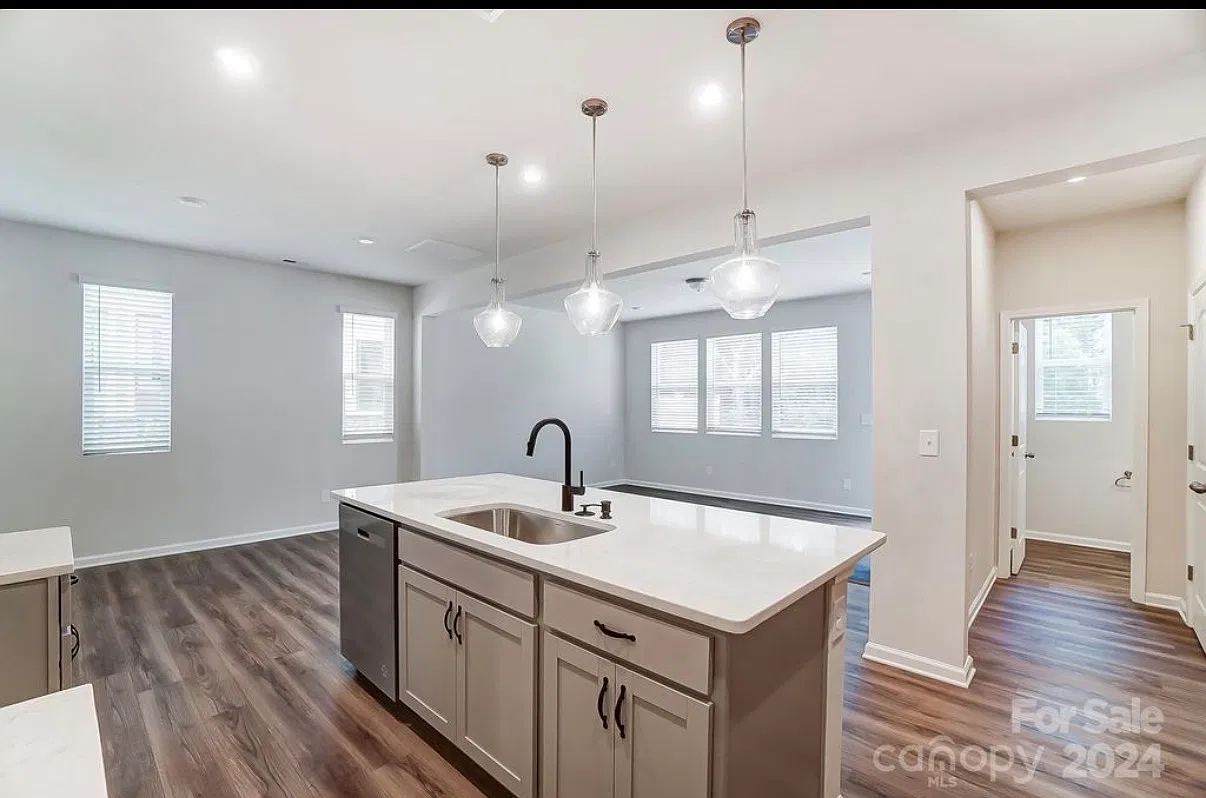 3 bed, 2002 sqft, $2,800 — Photo 3