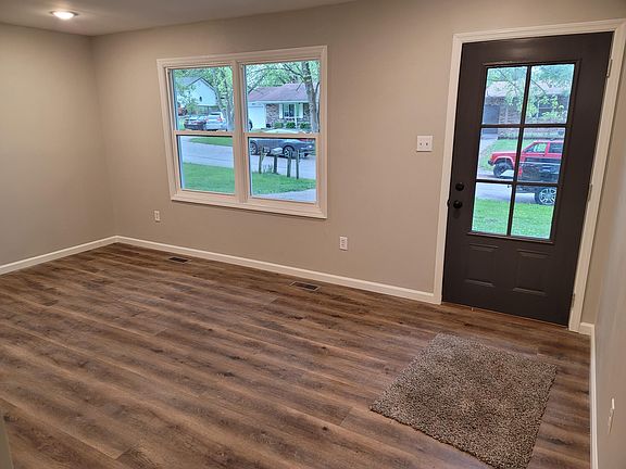 4th image of 210 Oaklane Dr
