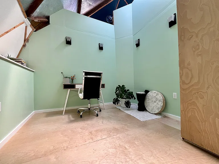 Downstairs bedroom, 8'x10'