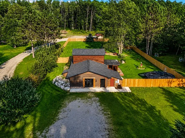 565 Cloverleaf Ln, Houghton Lake, MI 48629