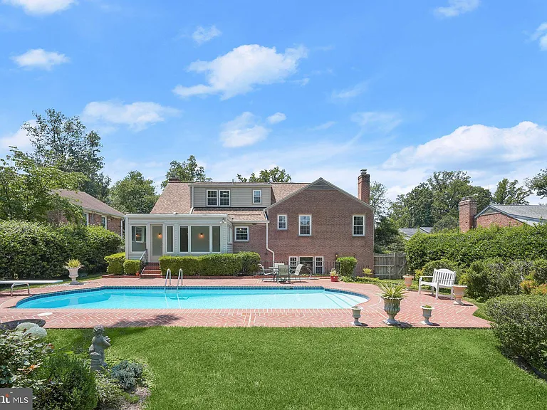 7109 Radnor Rd — Photo 1