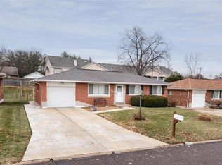 9825 Las Vegas Dr, Saint Louis, MO 63126