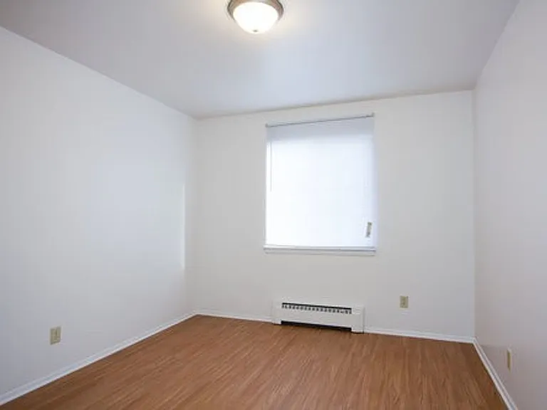 2400 Northwestern Ave — Photo 19