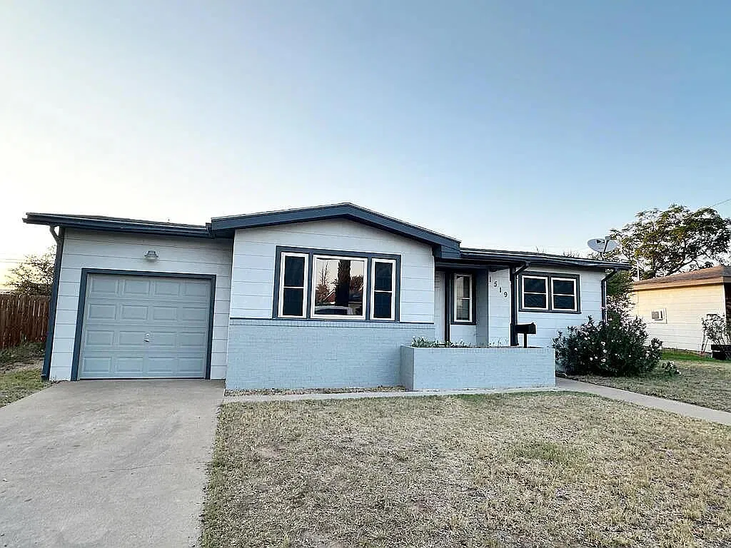2 bed, 1.5 bath, 1010 sqft, $1,650 — Photo 1