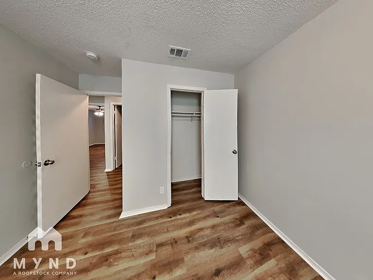 915 Winnie St — Photo 15