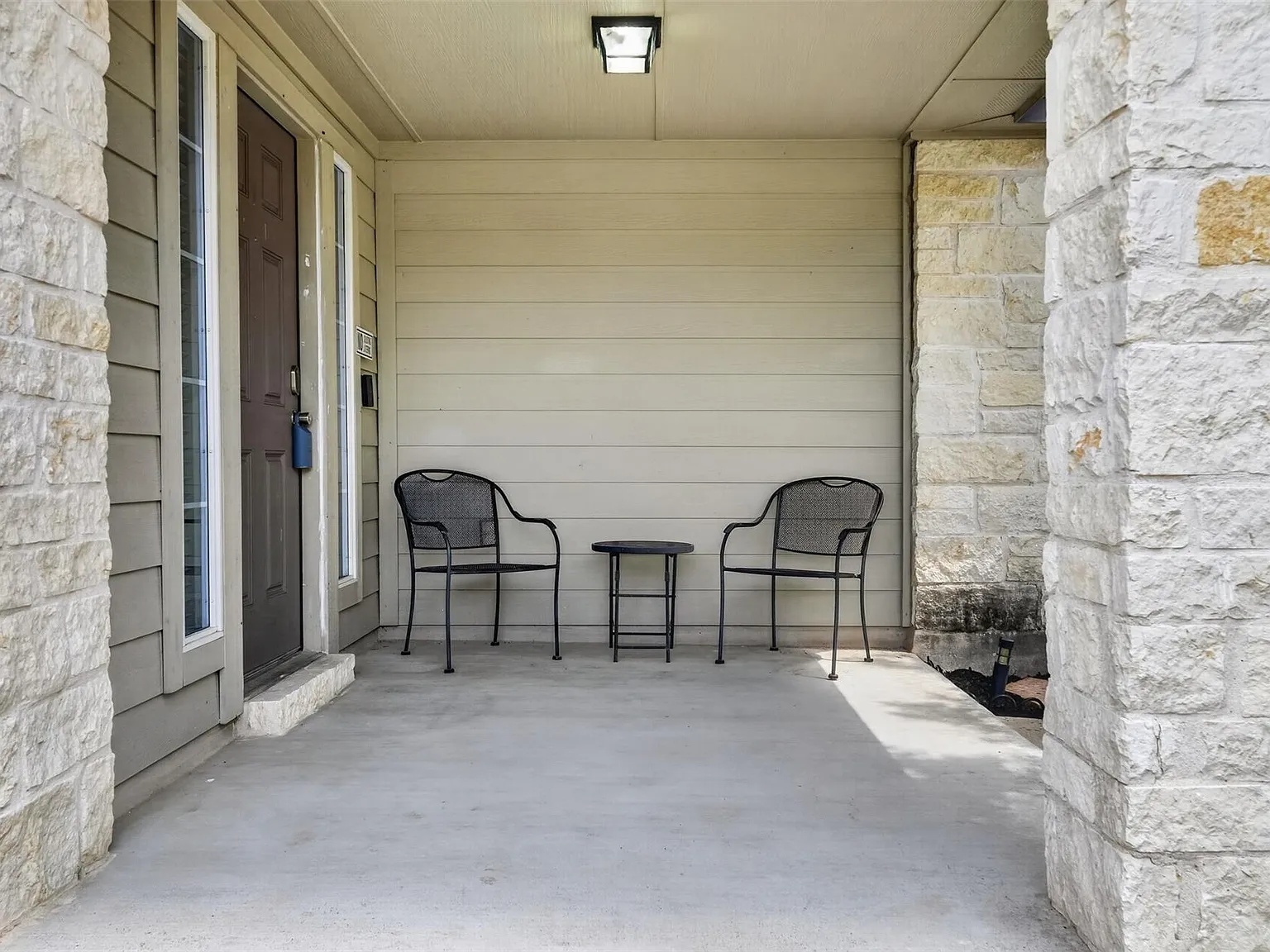 3 bed, 2.0 bath, 1304 sqft, $1,900 — Photo 2