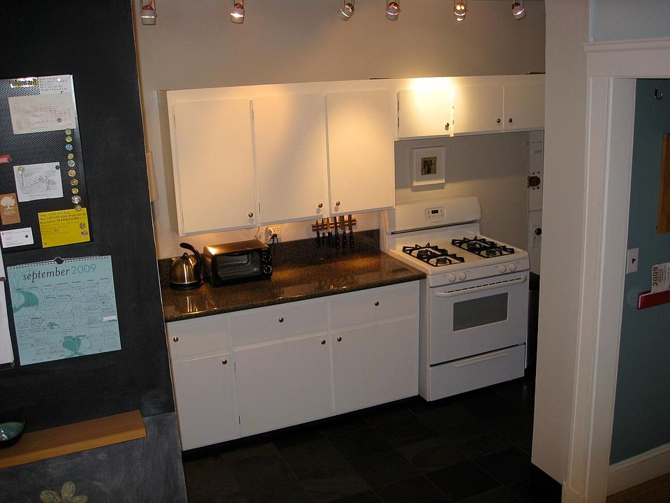 Kitchen (across from kitchen nook)