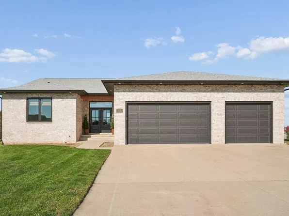 112 Mulligan Cir, Waverly, IA 50677