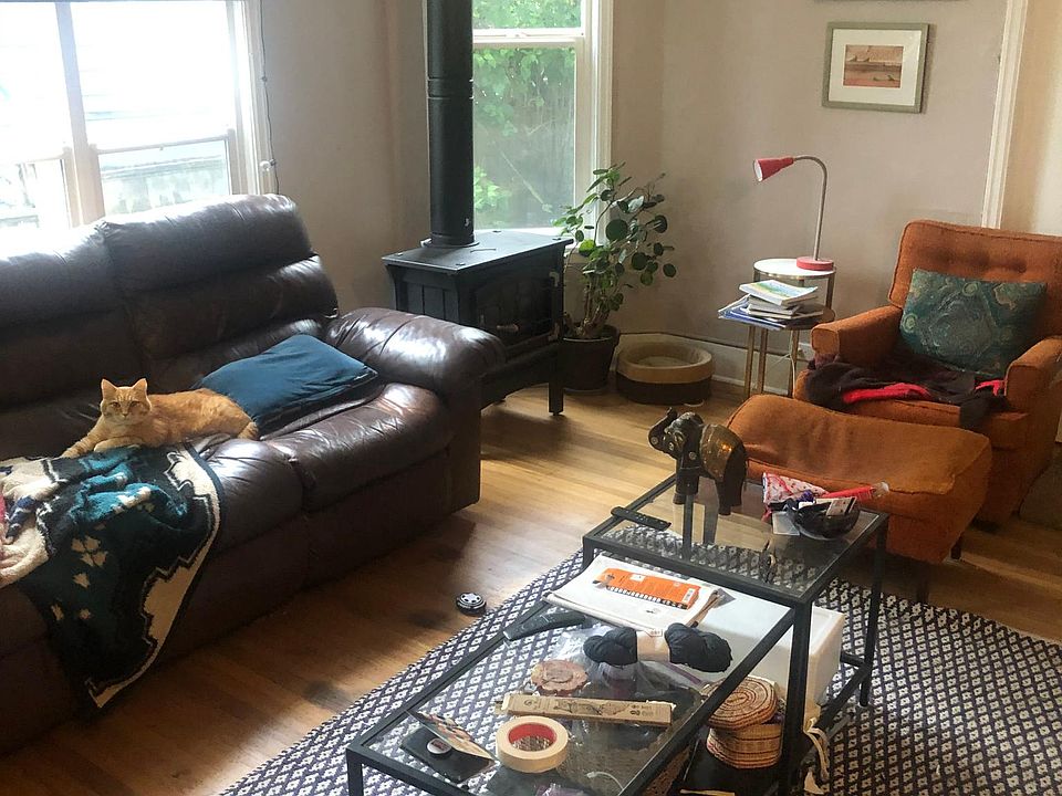 Living Room - with gas stove