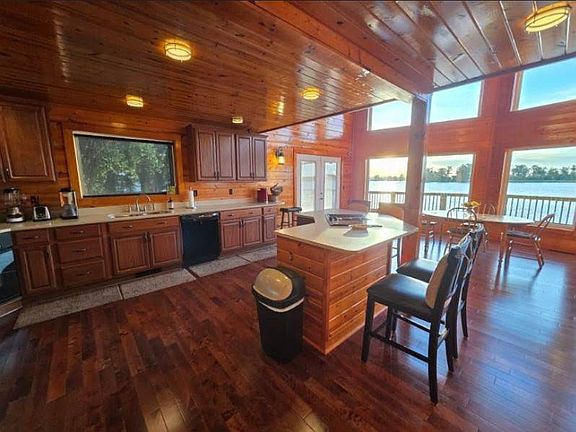 3rd image of 484 Lake Shore Dr
