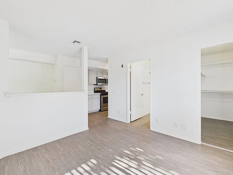 11325 Morrison St — Photo 17