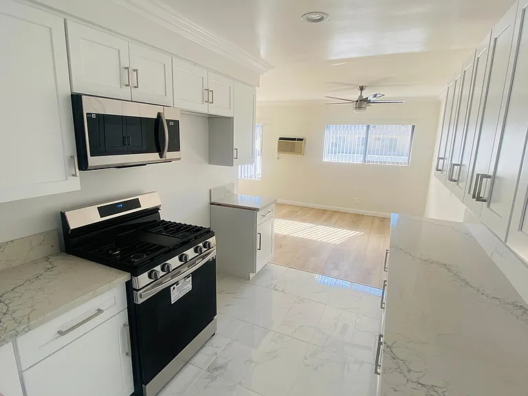 12410 Chandler Blvd — Photo 14