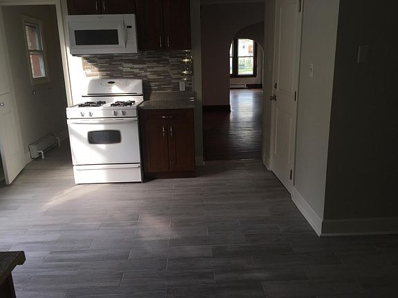 3rd image of 828 West Ave Lowr 1