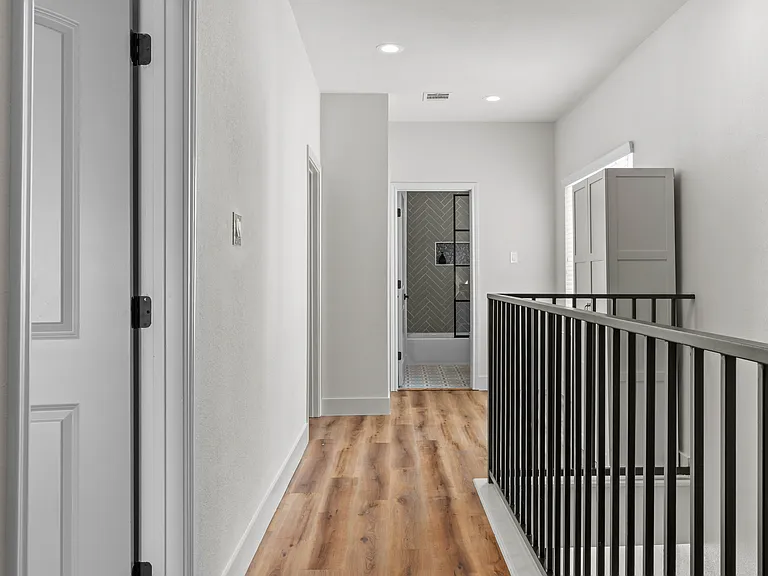 117 E 32nd St — Photo 13