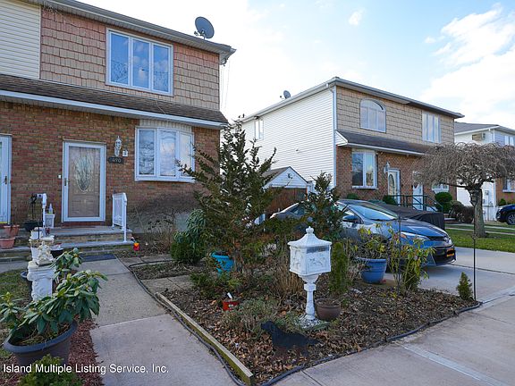 3rd image of 490 Dongan Hills Ave