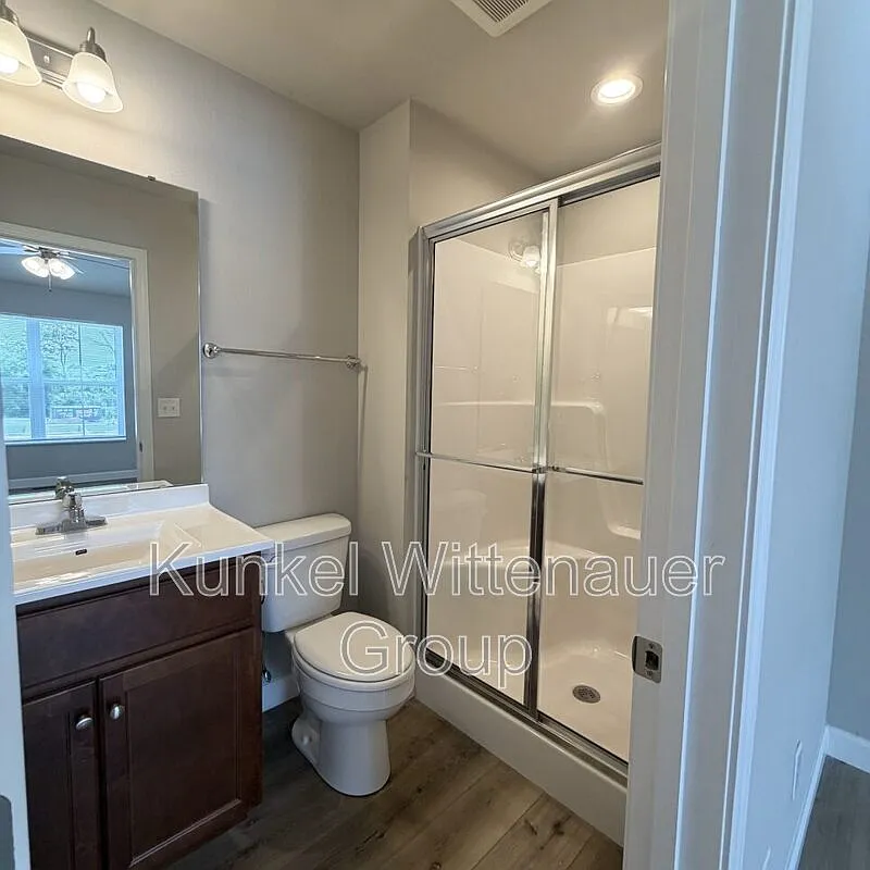 2 bed, 2.5 bath, 1300 sqft, $1,650 — Photo 4